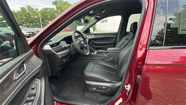new 2025 Jeep Grand Cherokee car, priced at $45,025