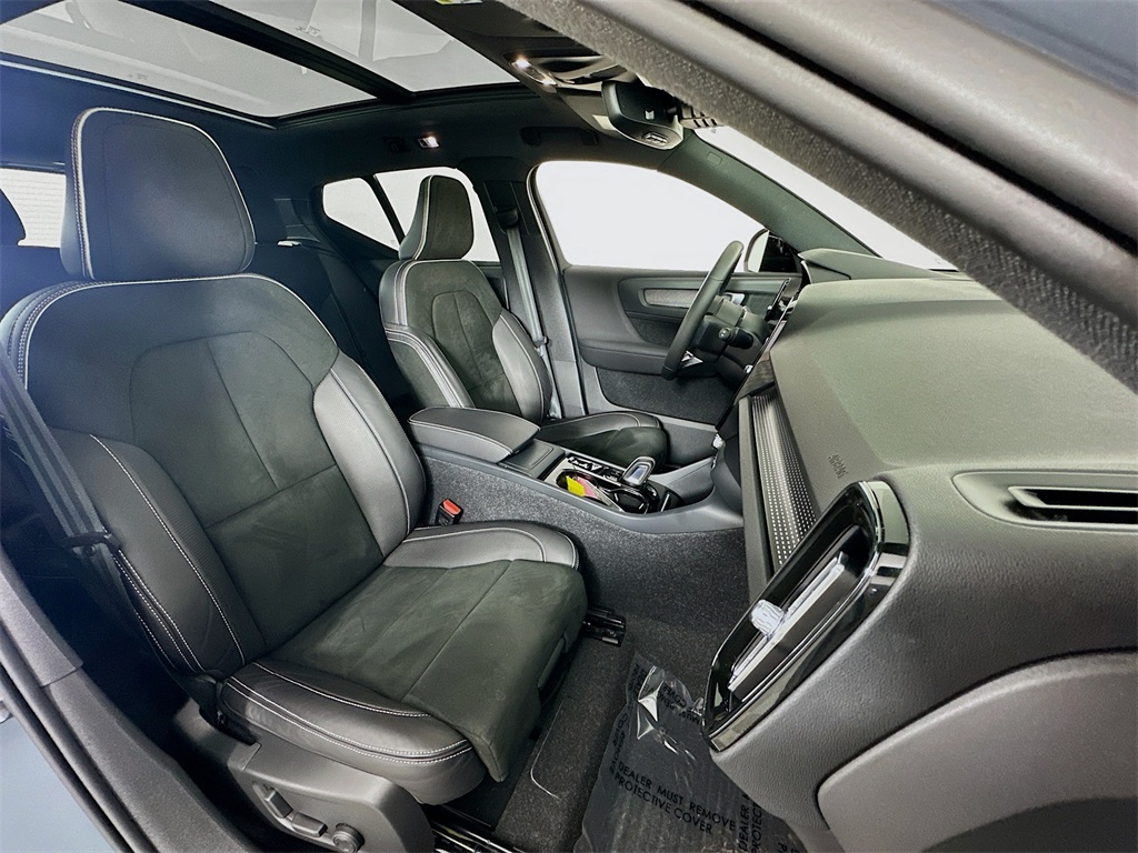 used 2021 Volvo XC40 car, priced at $21,890