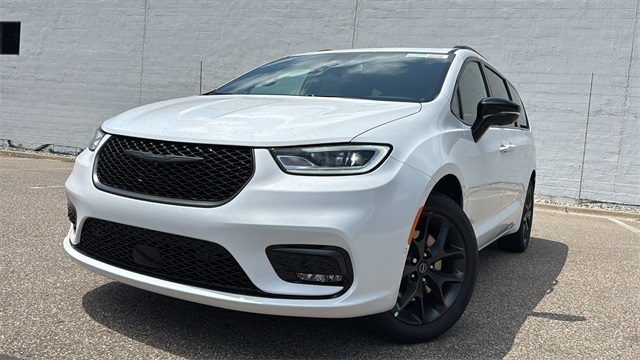 new 2025 Chrysler Pacifica car, priced at $51,412