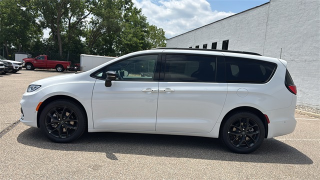 new 2025 Chrysler Pacifica car, priced at $51,412