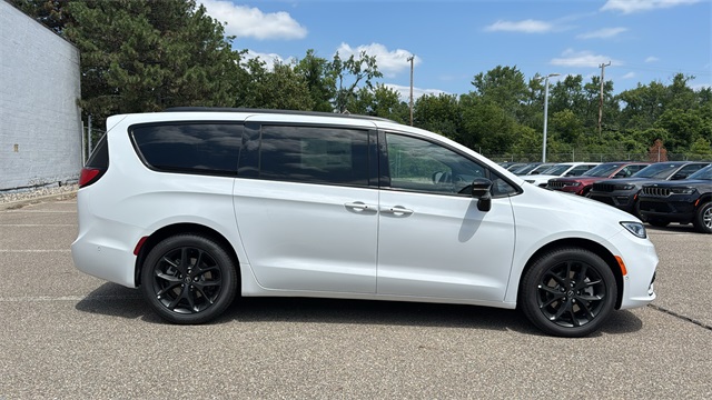 new 2025 Chrysler Pacifica car, priced at $51,412