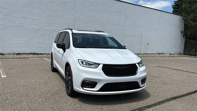 new 2025 Chrysler Pacifica car, priced at $51,412