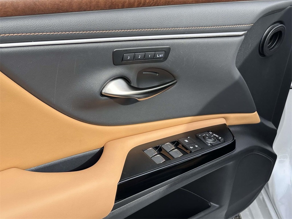 used 2025 Lexus ES car, priced at $43,995