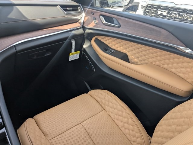 new 2025 Jeep Grand Cherokee car, priced at $55,560