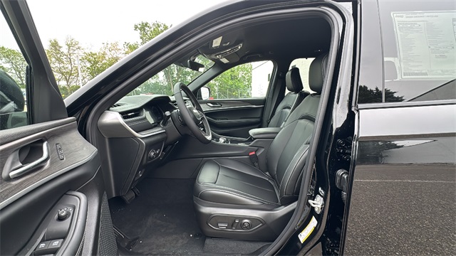 new 2025 Jeep Grand Cherokee car, priced at $46,275