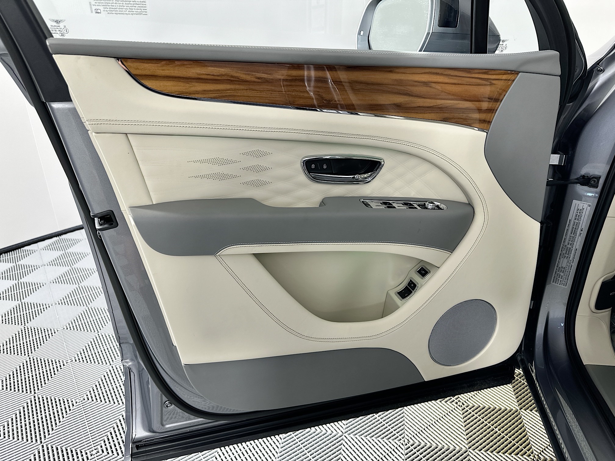 new 2025 Bentley Bentayga car