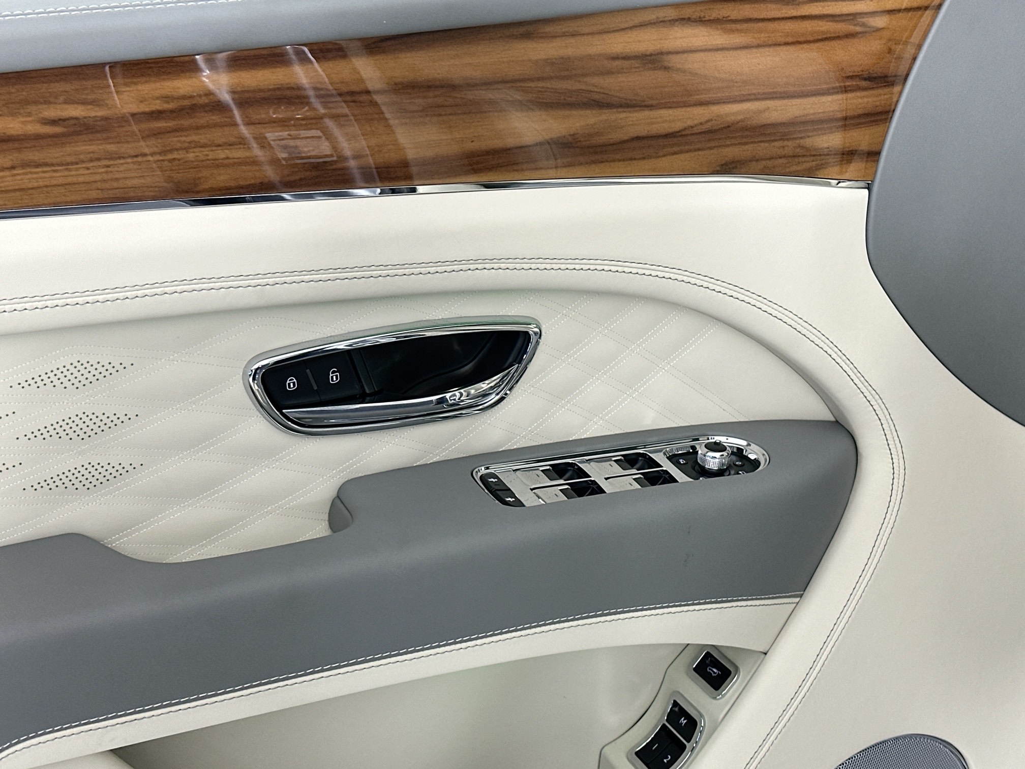 new 2025 Bentley Bentayga car