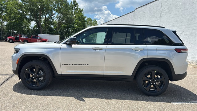 new 2025 Jeep Grand Cherokee car, priced at $48,340