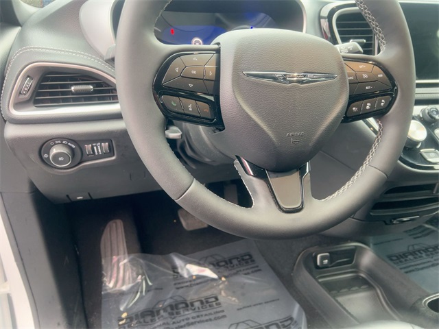used 2023 Chrysler Pacifica Hybrid car, priced at $31,811