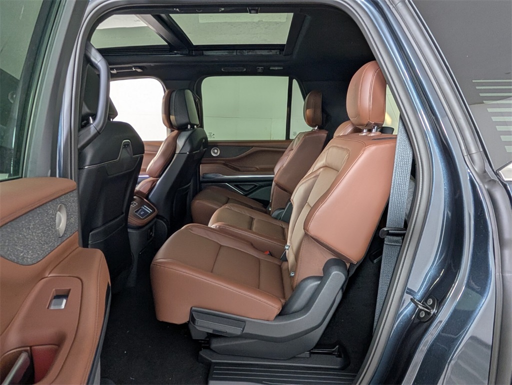 new 2025 Lincoln Navigator car, priced at $103,717