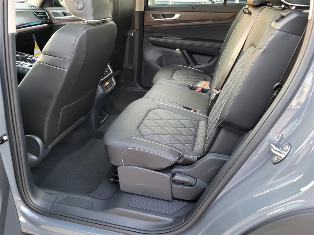 new 2025 Volkswagen Atlas car, priced at $48,348