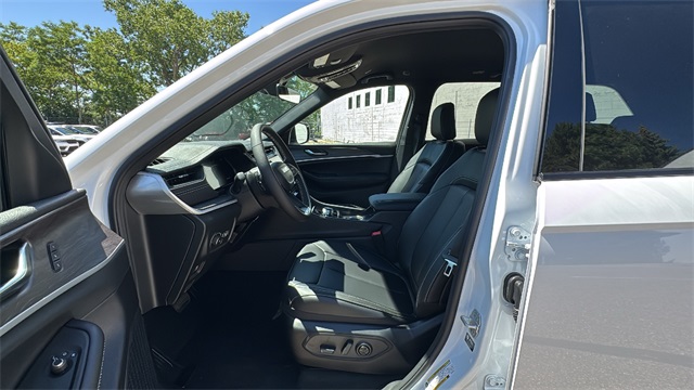 new 2025 Jeep Grand Cherokee car, priced at $44,494