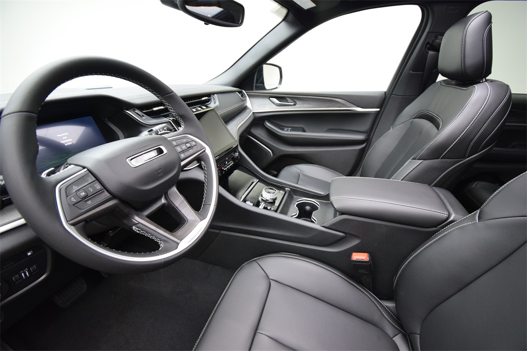 new 2025 Jeep Grand Cherokee car, priced at $55,433