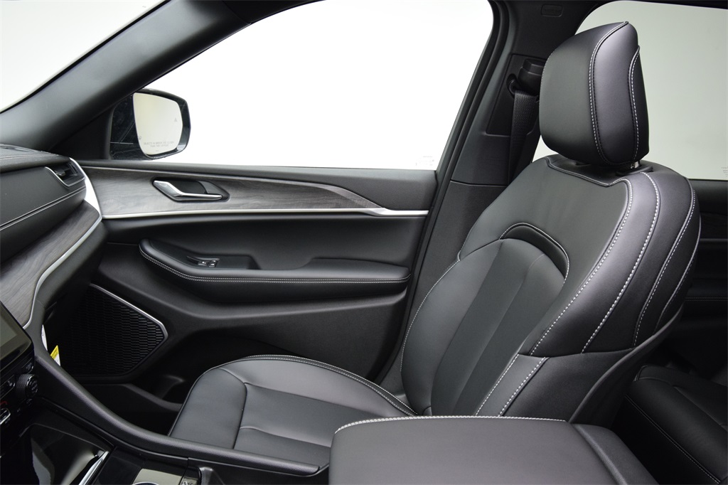 new 2025 Jeep Grand Cherokee car, priced at $55,433
