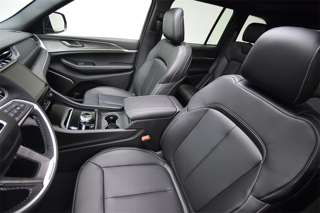 new 2025 Jeep Grand Cherokee car, priced at $55,433