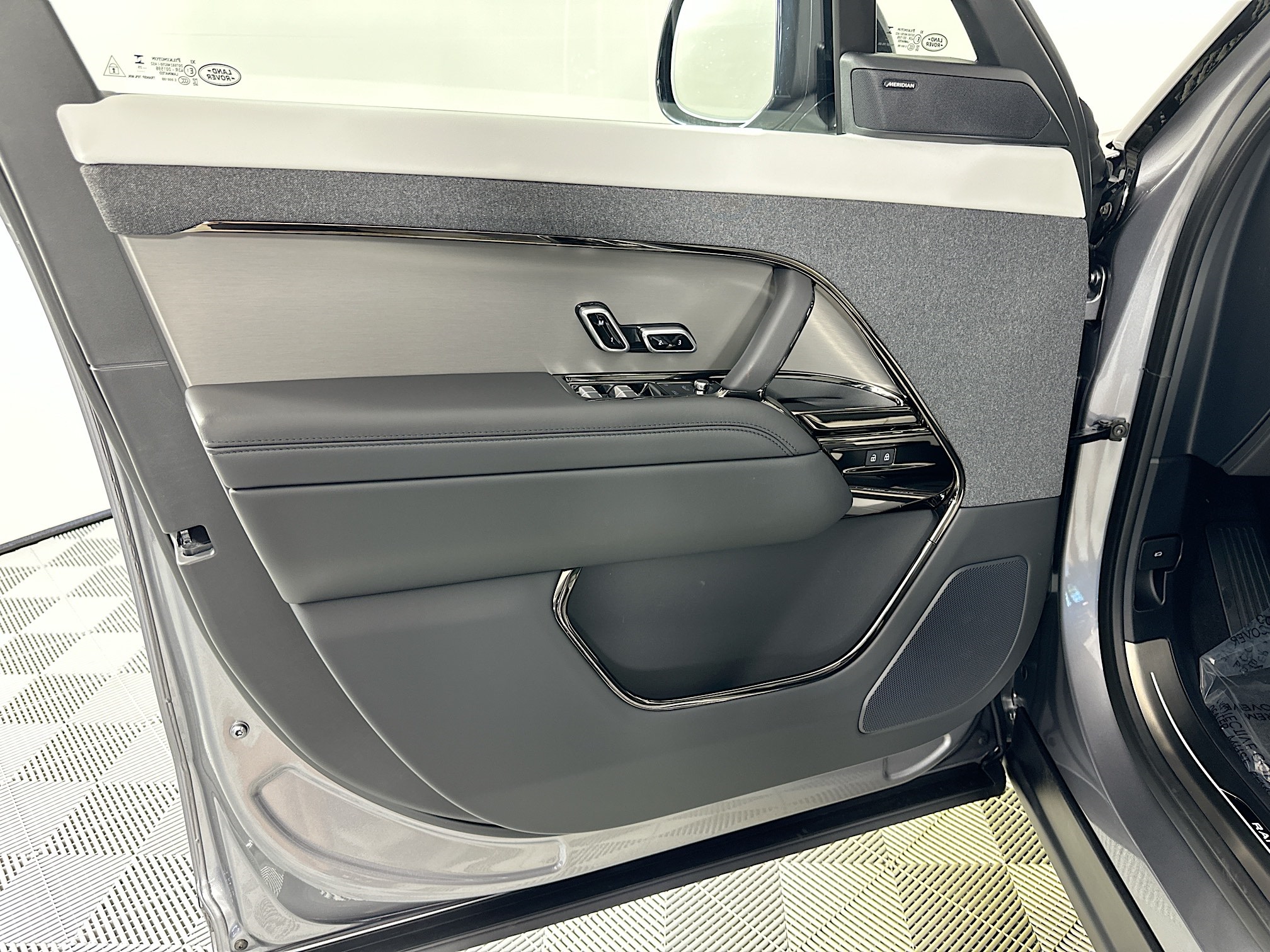 new 2025 Land Rover Range Rover Sport car, priced at $101,655