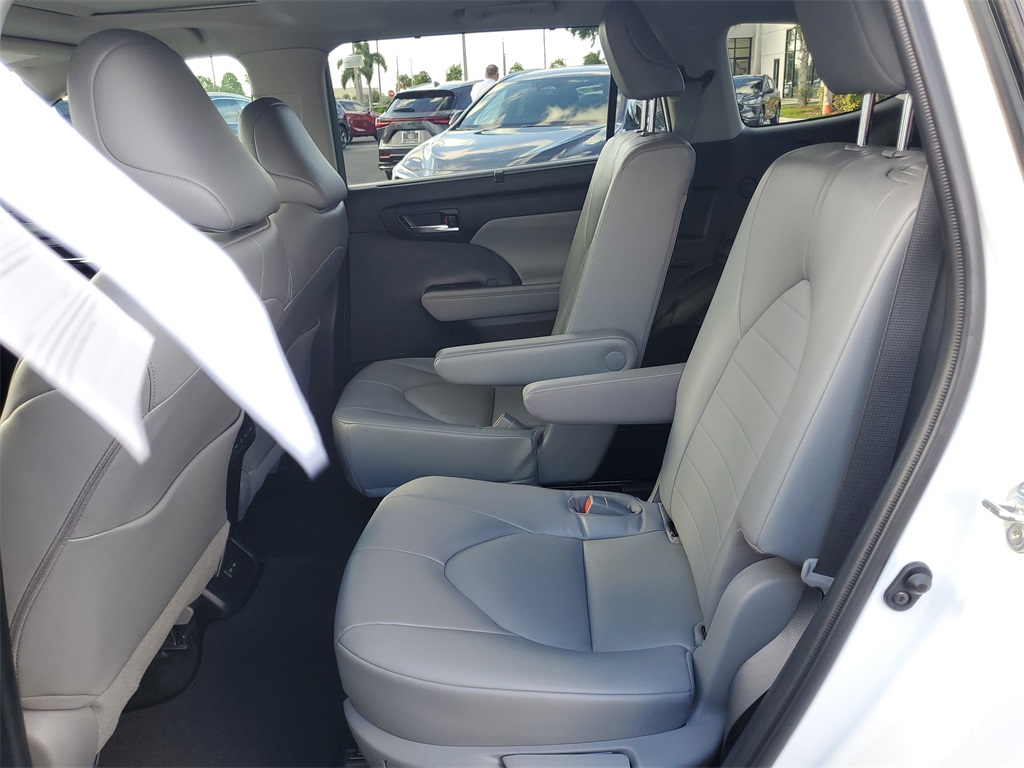 used 2022 Toyota Highlander car, priced at $30,998