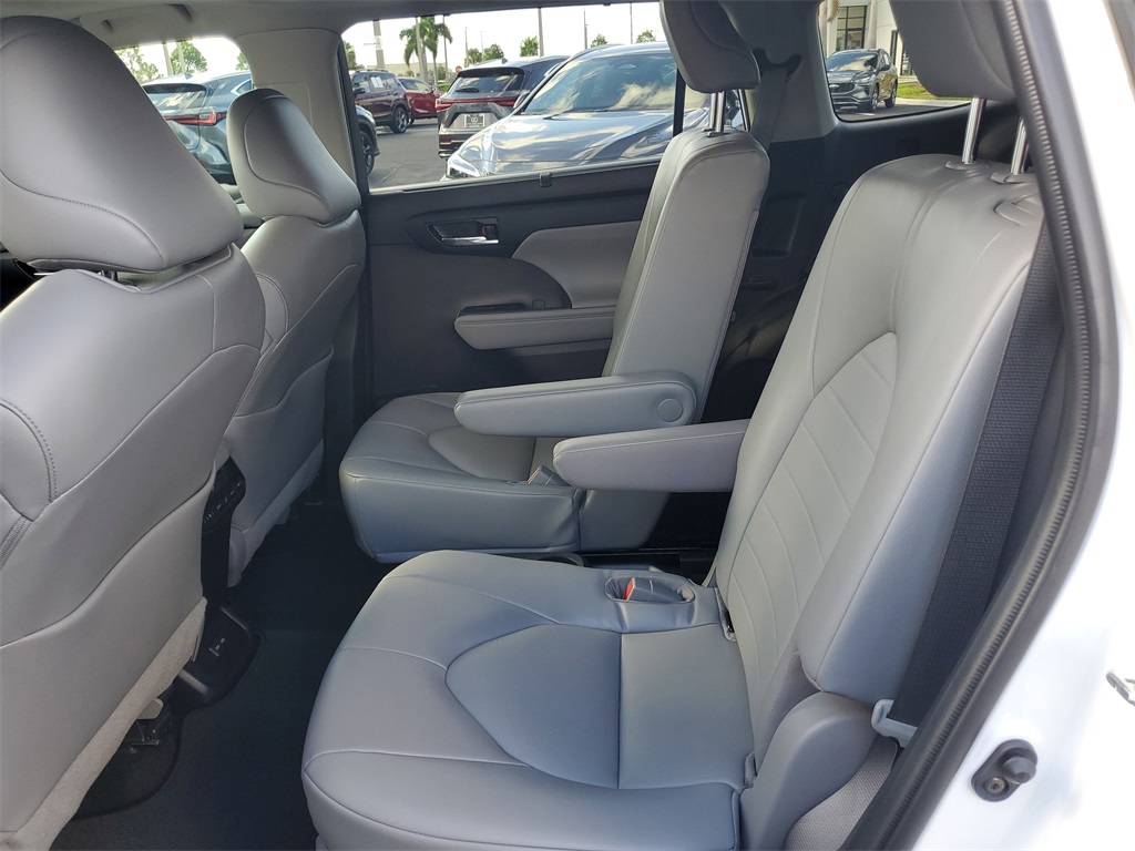 used 2022 Toyota Highlander car, priced at $30,998