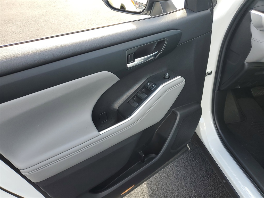 used 2022 Toyota Highlander car, priced at $30,998