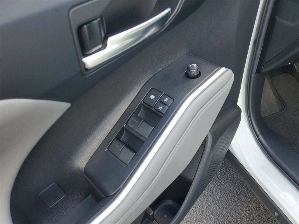 used 2022 Toyota Highlander car, priced at $30,998