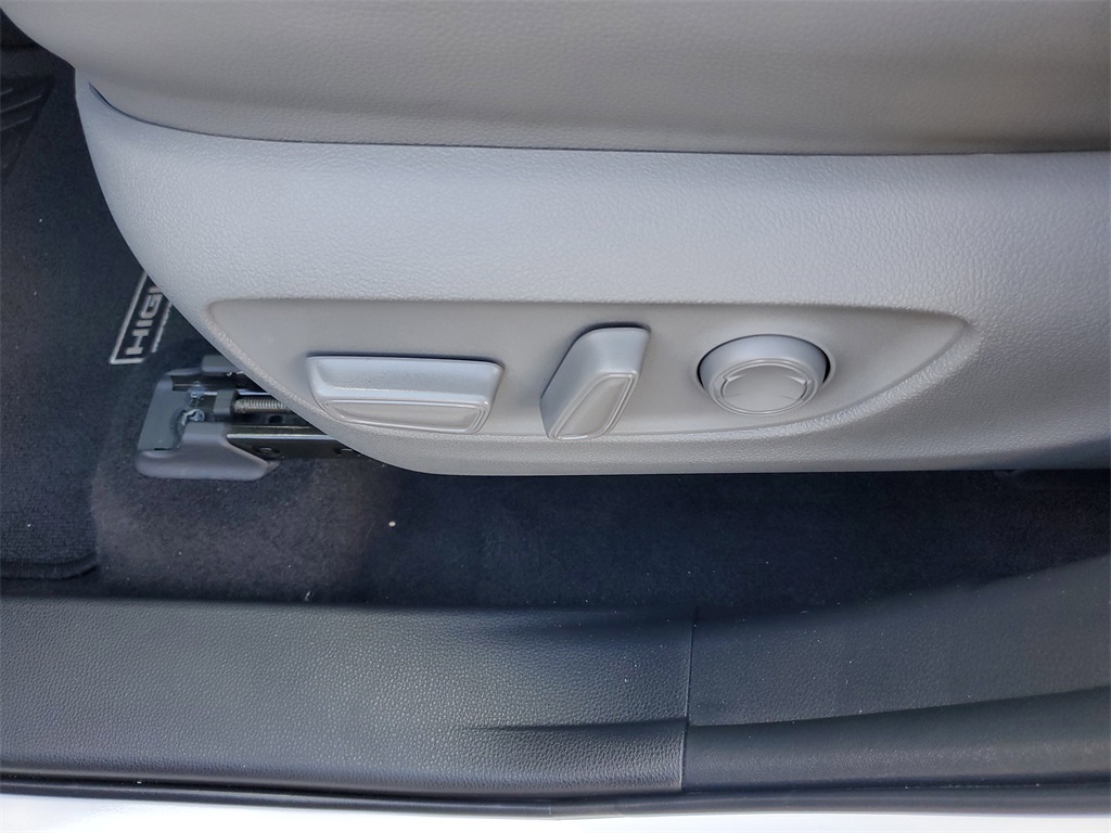 used 2022 Toyota Highlander car, priced at $30,998