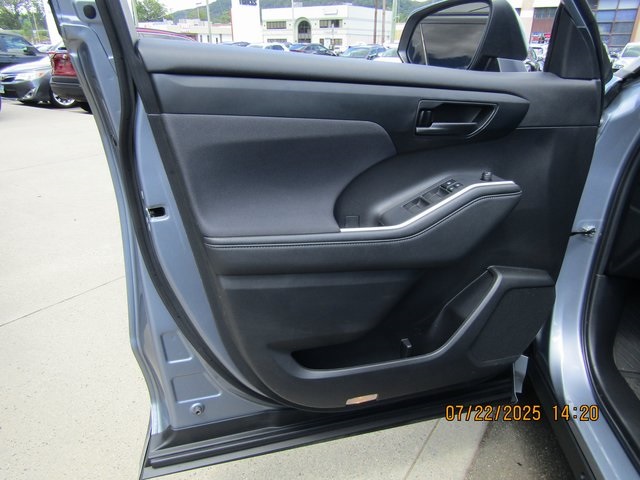 used 2022 Toyota Highlander car, priced at $31,999