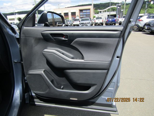 used 2022 Toyota Highlander car, priced at $31,999
