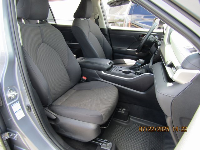 used 2022 Toyota Highlander car, priced at $31,999