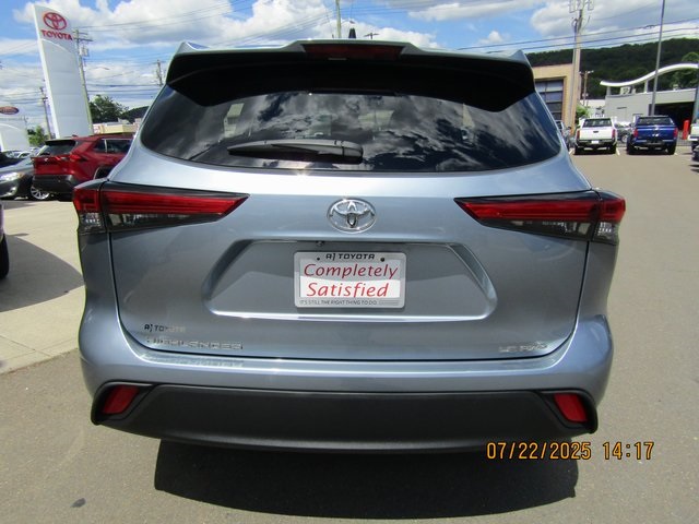 used 2022 Toyota Highlander car, priced at $31,999