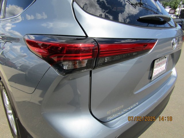 used 2022 Toyota Highlander car, priced at $31,999