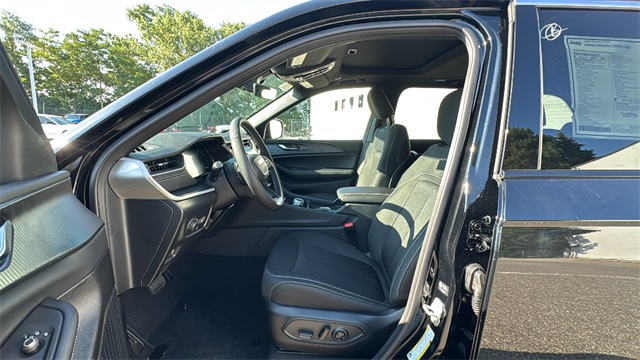 new 2025 Jeep Grand Cherokee car, priced at $42,848