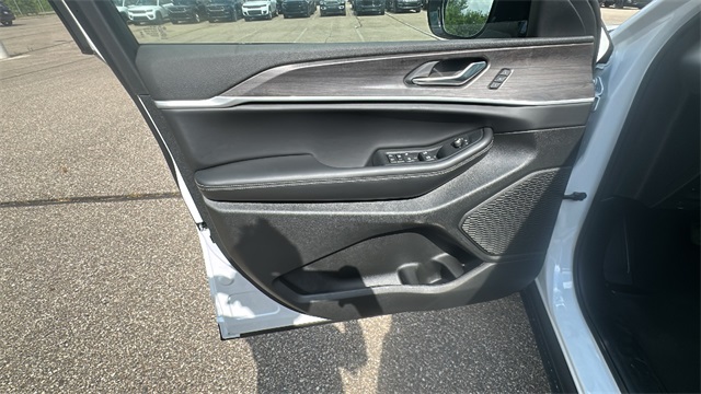 new 2025 Jeep Grand Cherokee car, priced at $47,809