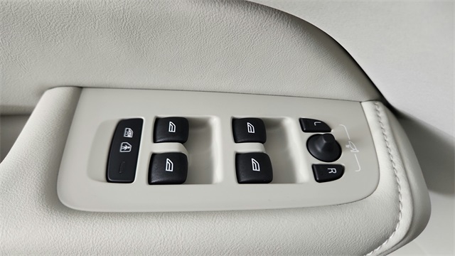 new 2025 Volvo XC60 car, priced at $55,360