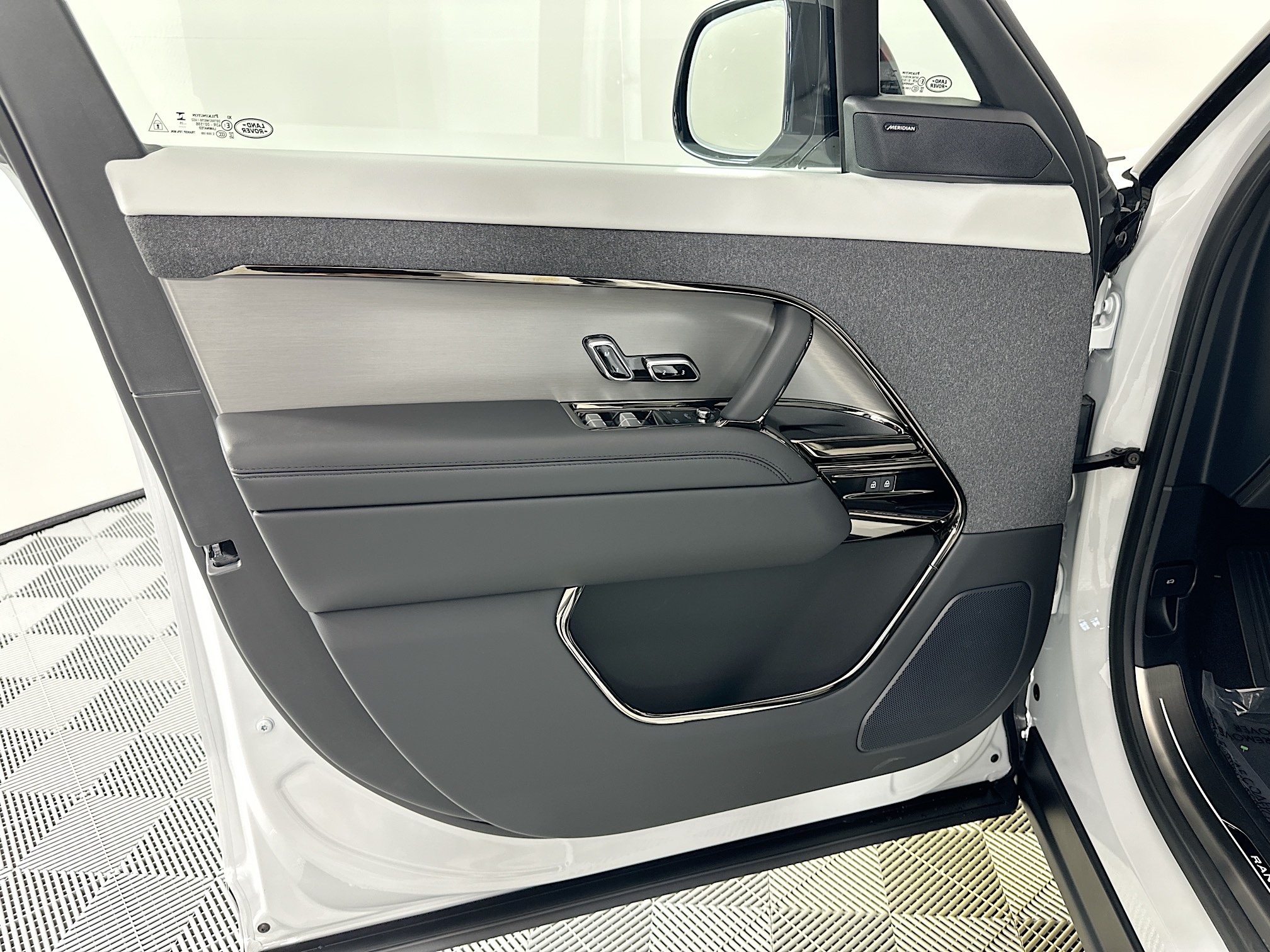 new 2025 Land Rover Range Rover Sport Plug-in Hybrid car, priced at $100,480