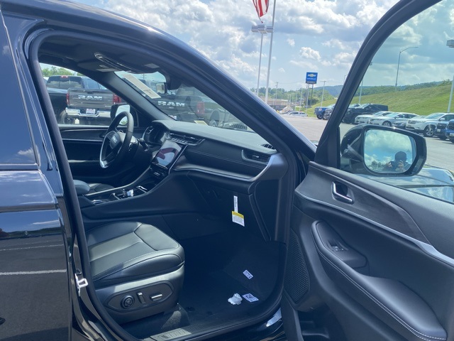 new 2025 Jeep Grand Cherokee L car, priced at $42,879