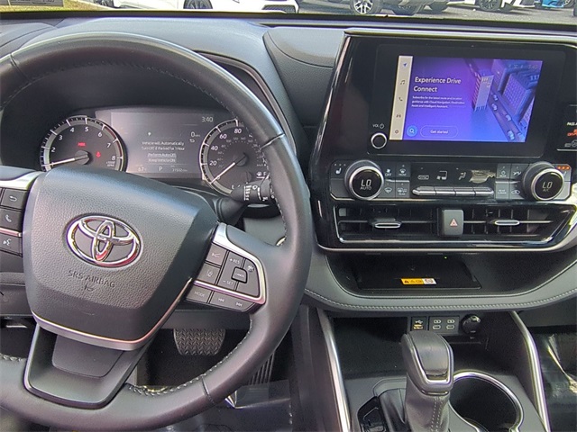 used 2024 Toyota Highlander car, priced at $39,911