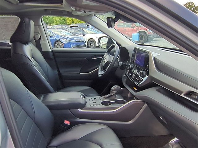 used 2024 Toyota Highlander car, priced at $39,911