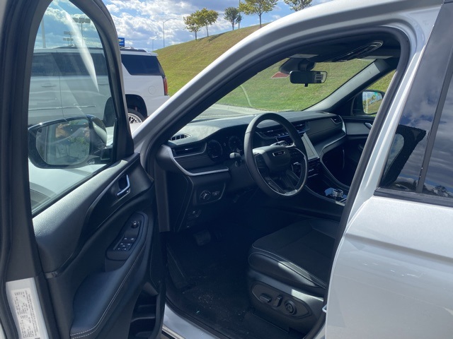 new 2025 Jeep Grand Cherokee car, priced at $38,820