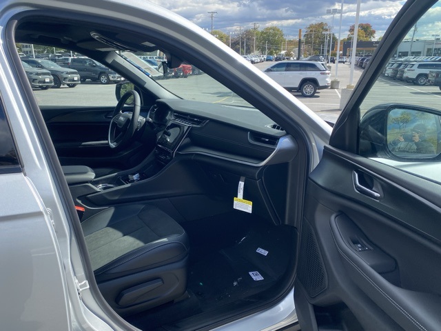 new 2025 Jeep Grand Cherokee car, priced at $38,820