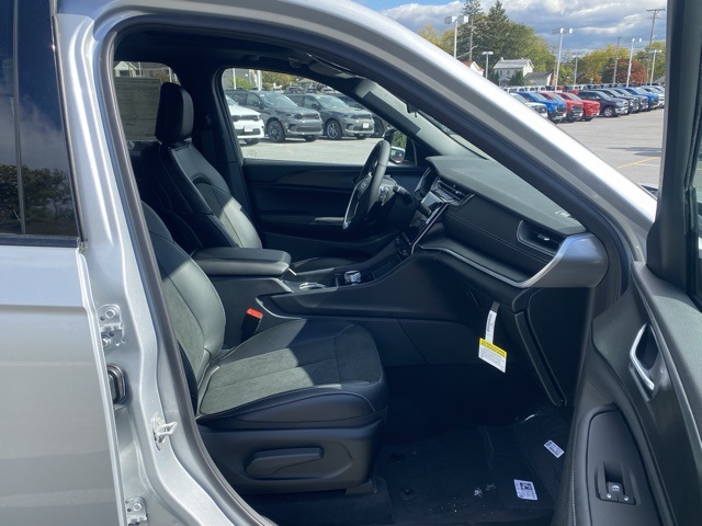 new 2025 Jeep Grand Cherokee car, priced at $38,820