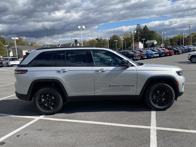 new 2025 Jeep Grand Cherokee car, priced at $38,820
