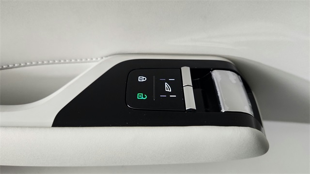 new 2025 Volvo EX90 car, priced at $91,820