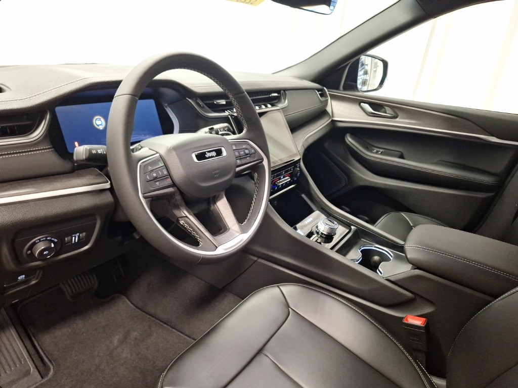 new 2025 Jeep Grand Cherokee car, priced at $50,485