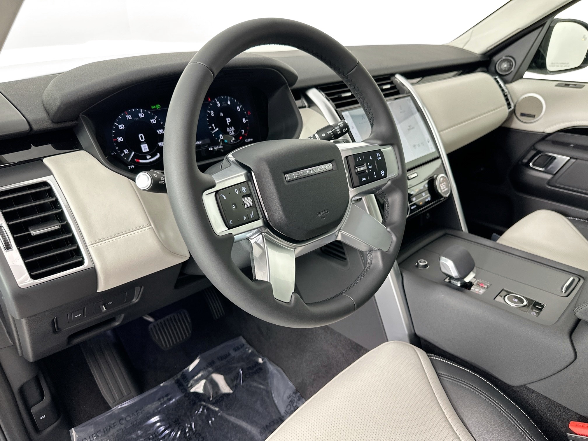 new 2025 Land Rover Discovery car, priced at $65,953