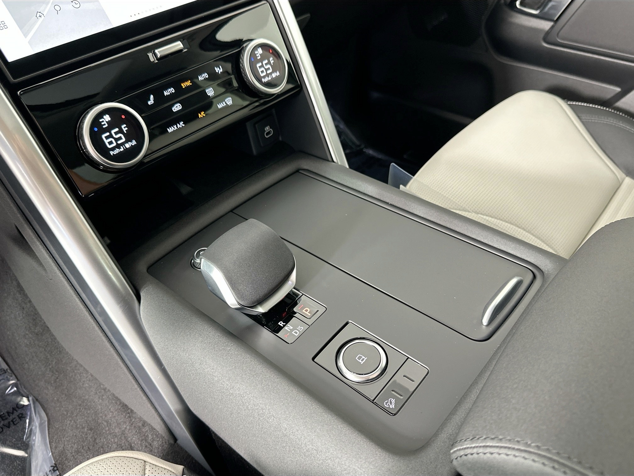 new 2025 Land Rover Discovery car, priced at $65,953