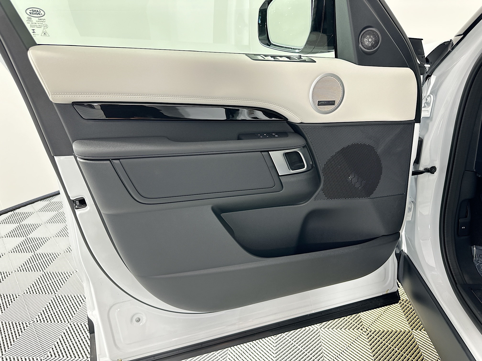 new 2025 Land Rover Discovery car, priced at $65,953
