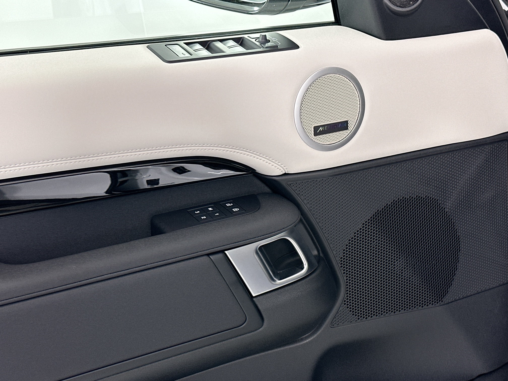 new 2025 Land Rover Discovery car, priced at $65,953