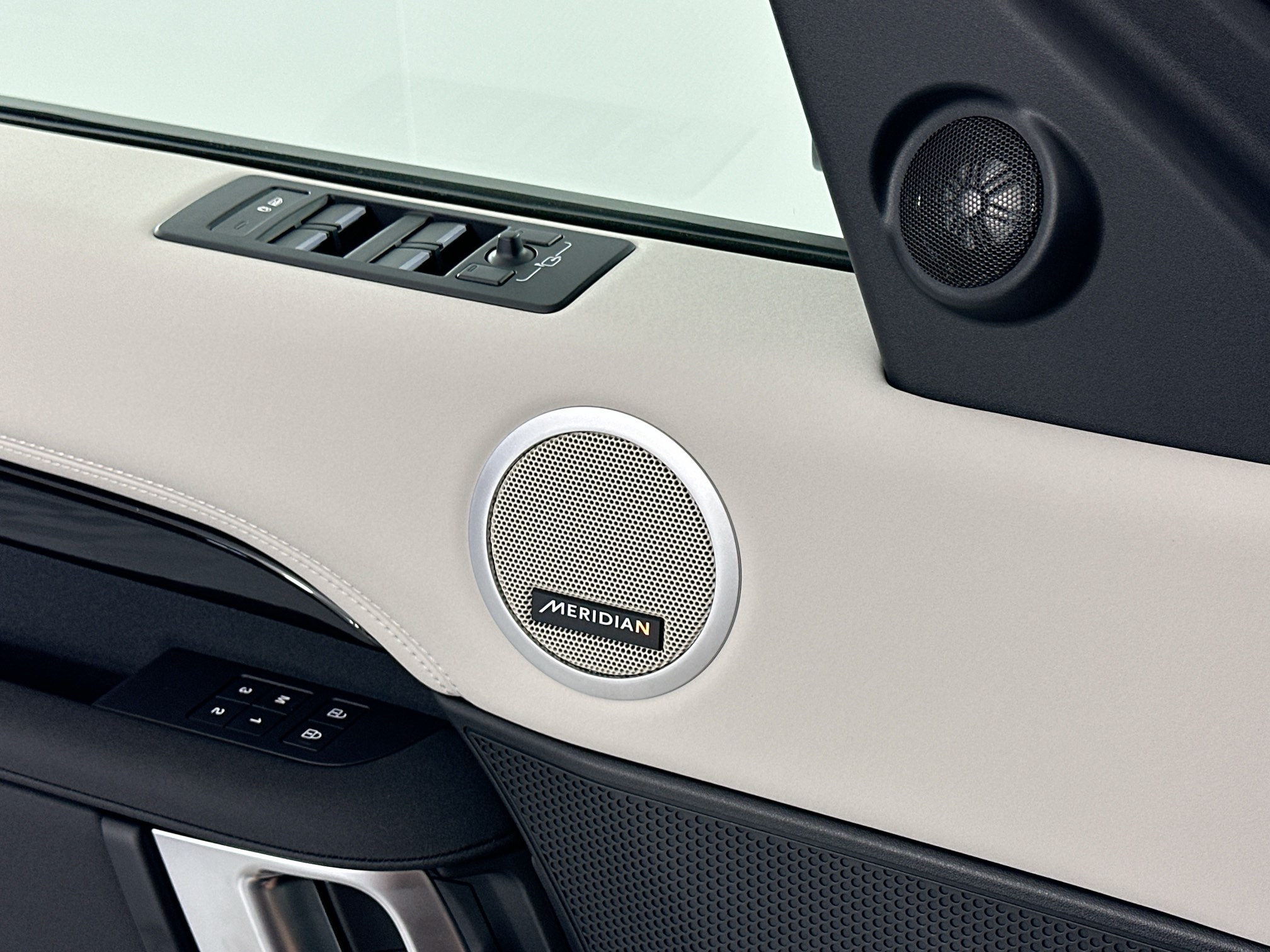 new 2025 Land Rover Discovery car, priced at $65,953