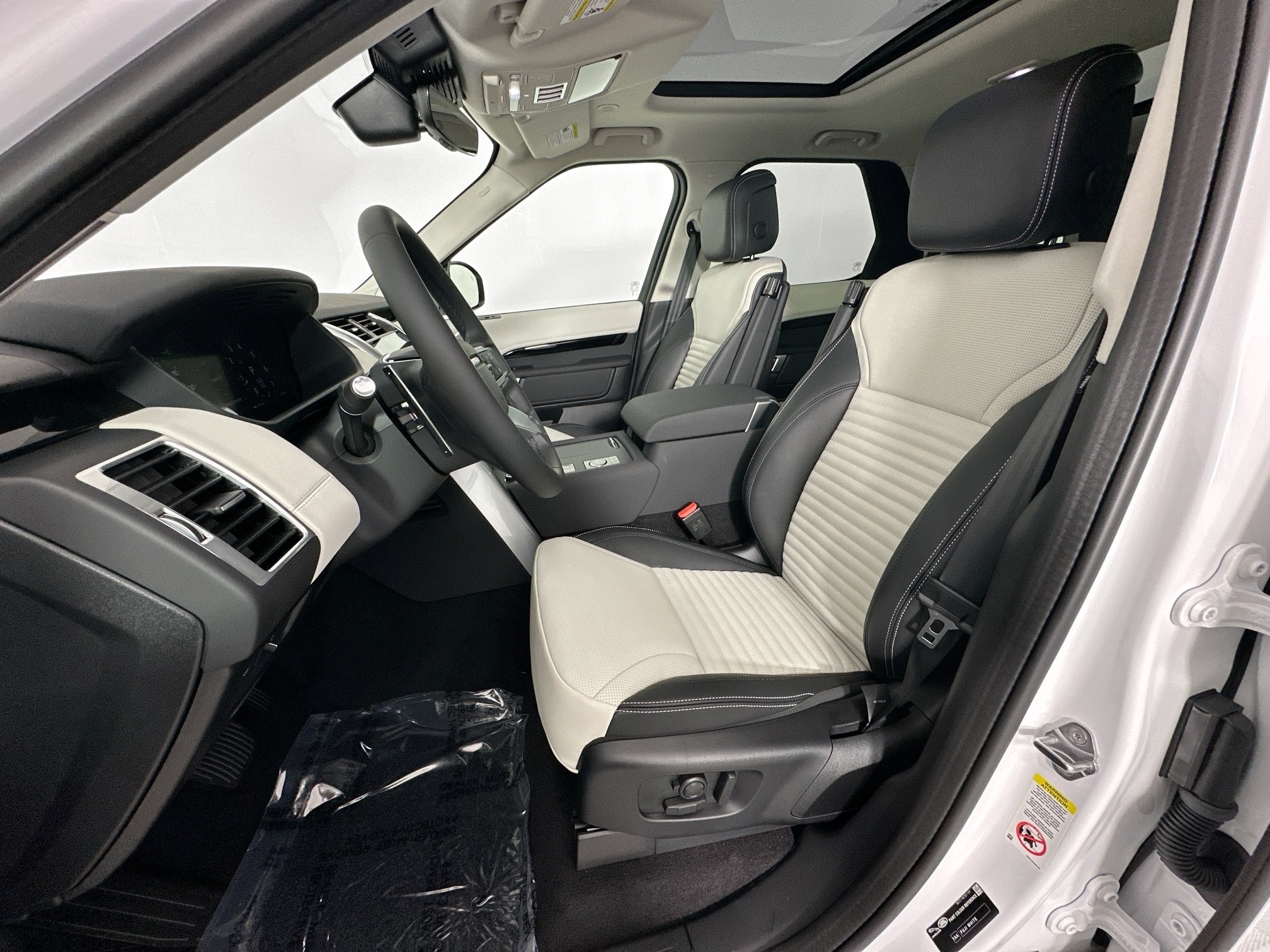 new 2025 Land Rover Discovery car, priced at $65,953