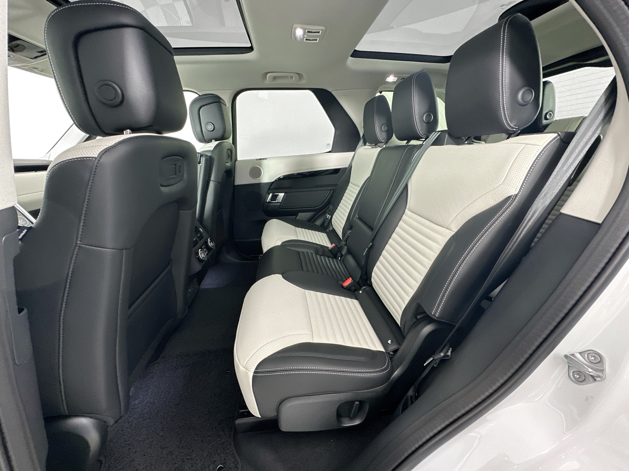 new 2025 Land Rover Discovery car, priced at $65,953